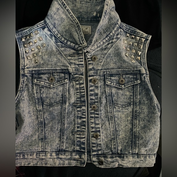 Acid wash Jean jacket with detailed spikes on front shoulder. - Picture 1 of 3